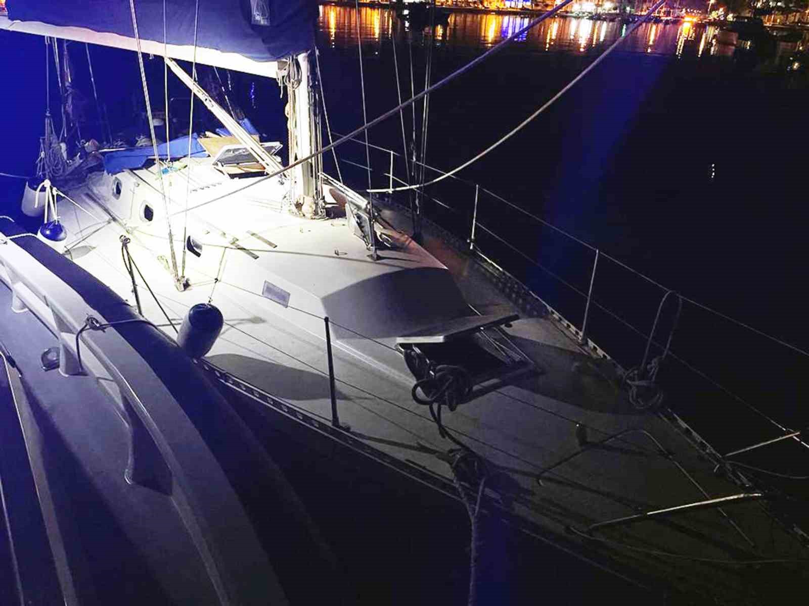 Marmaris’te yelkenli teknede 13 göçmen yakalandı