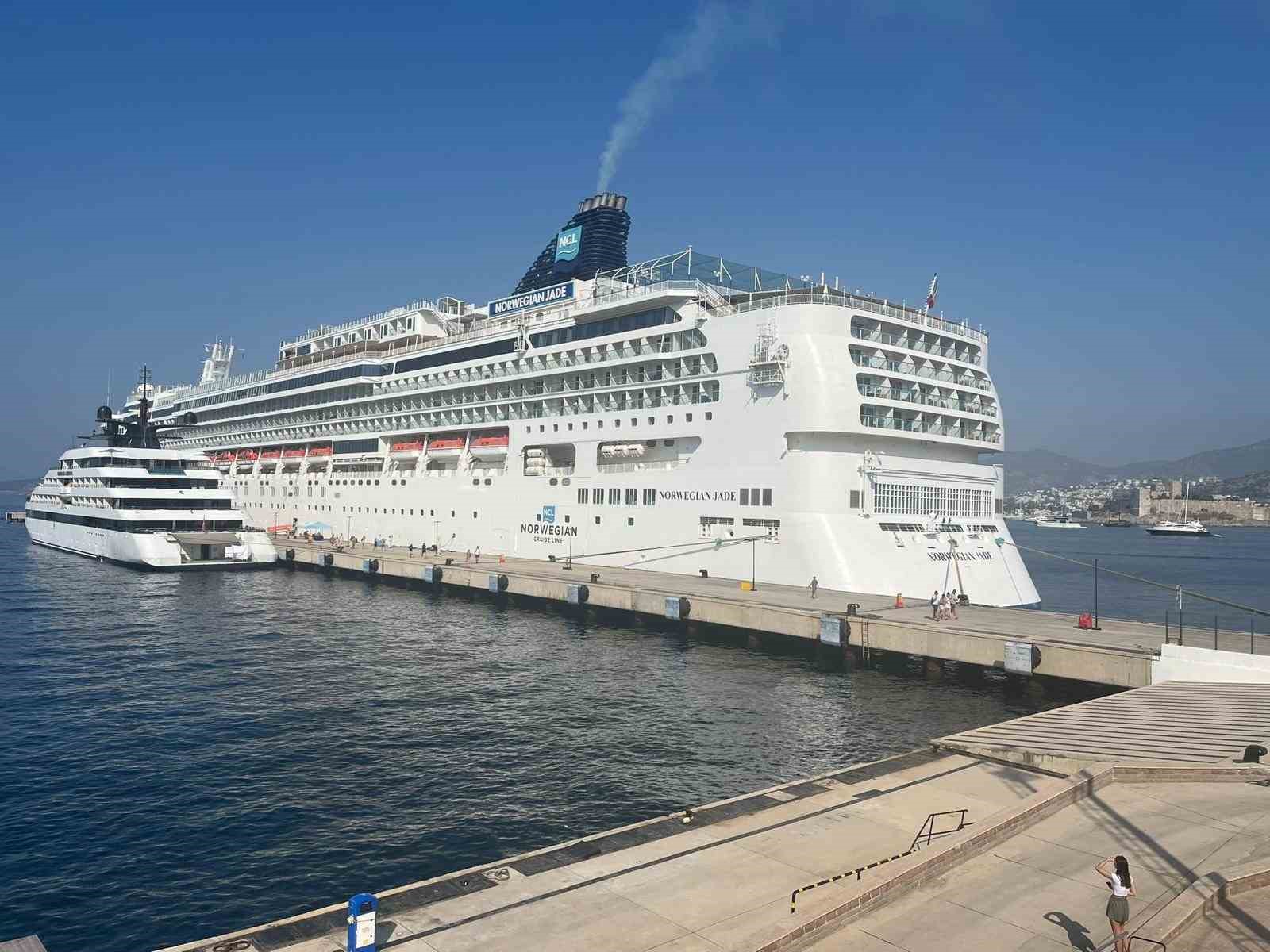 Bodrum’a 2 gemiyle 2 bin 231 yolcu geldi