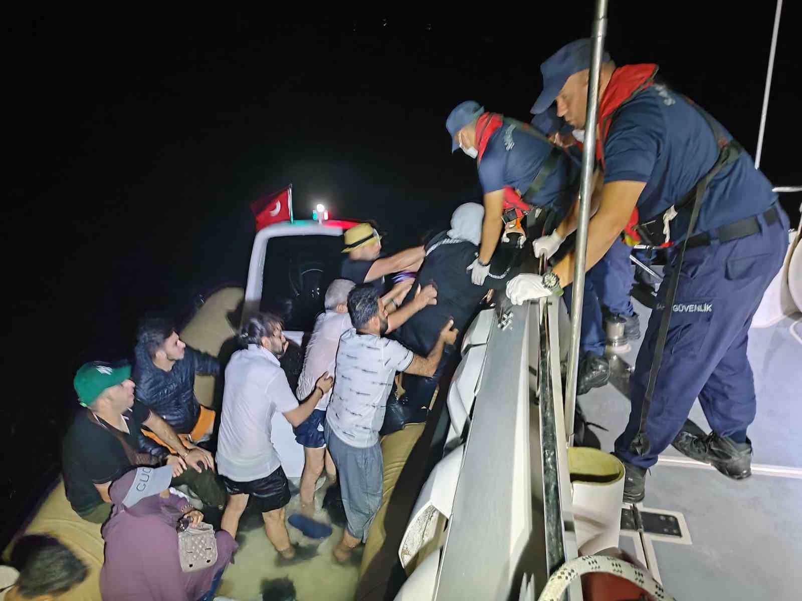 Düzensiz göçmenler bot arızalınca yardım istediler