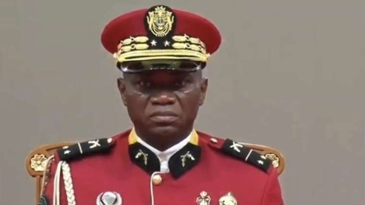 Darbeyle iktidara gelen General Nguema maşından feragat etti