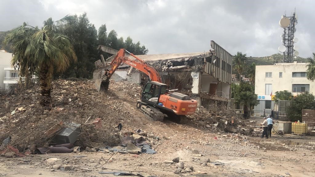 Datça’da 28 yıl eğitim için kullanıldıktan sonra yıkımına başlandı