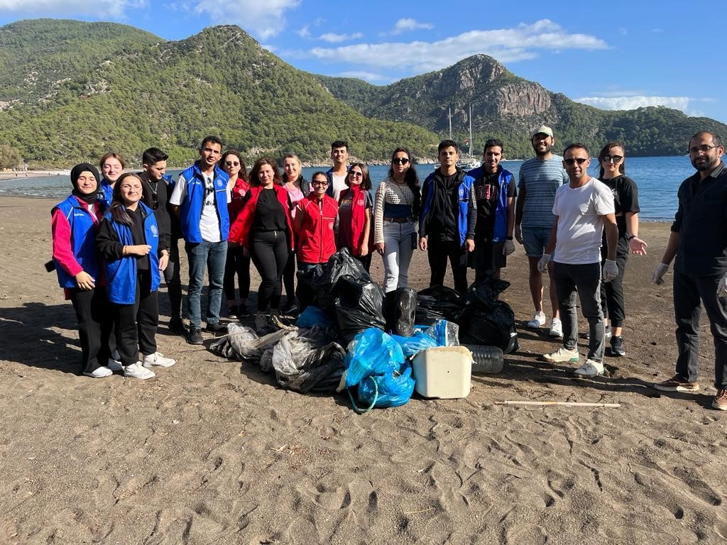 Köyceğiz Gençlik Merkezi gönüllüleri Ekincik sahilinde temizlik yaptı