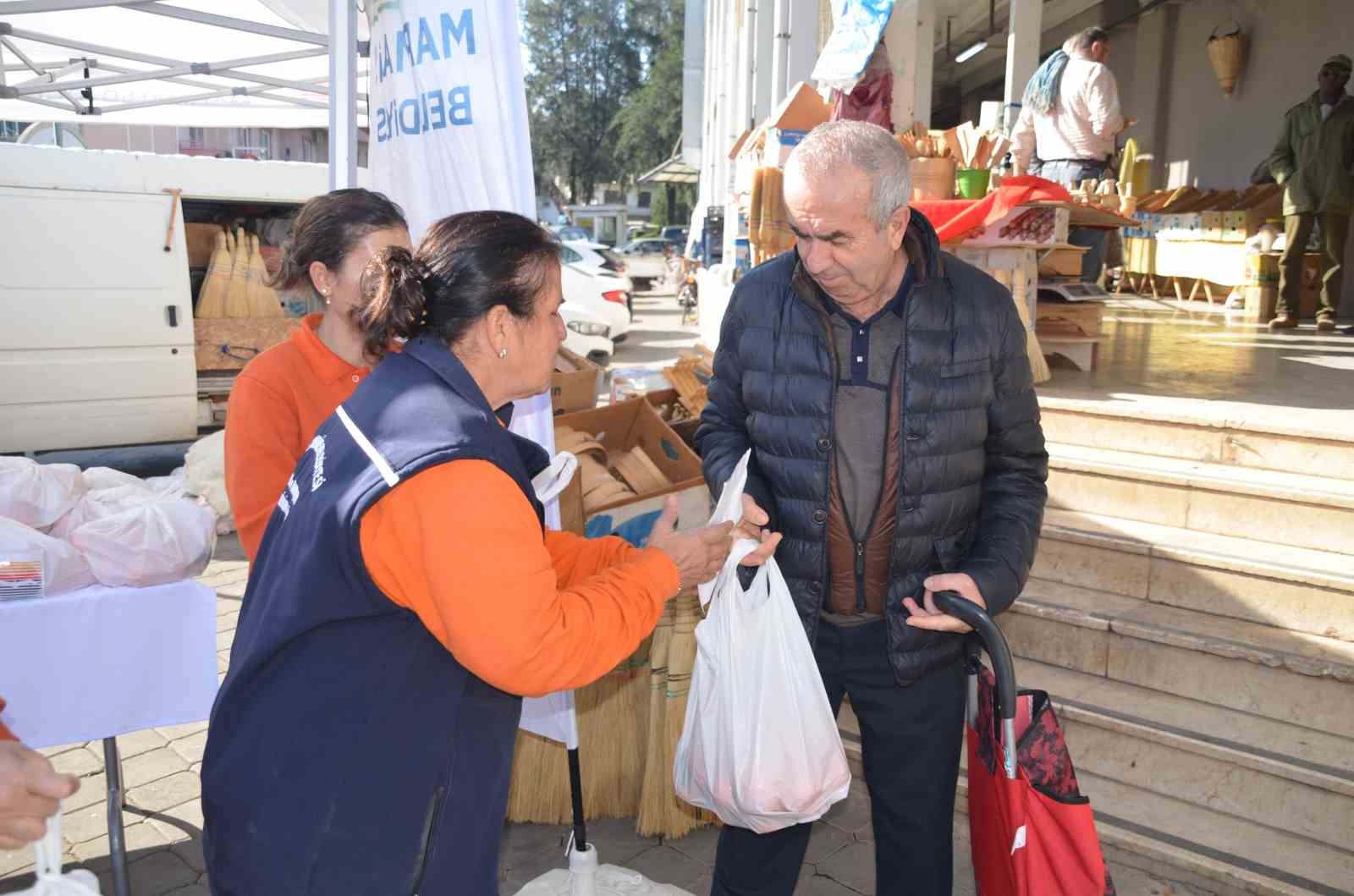 Marmaris Belediyesi 400 kilogram turunç dağıttı