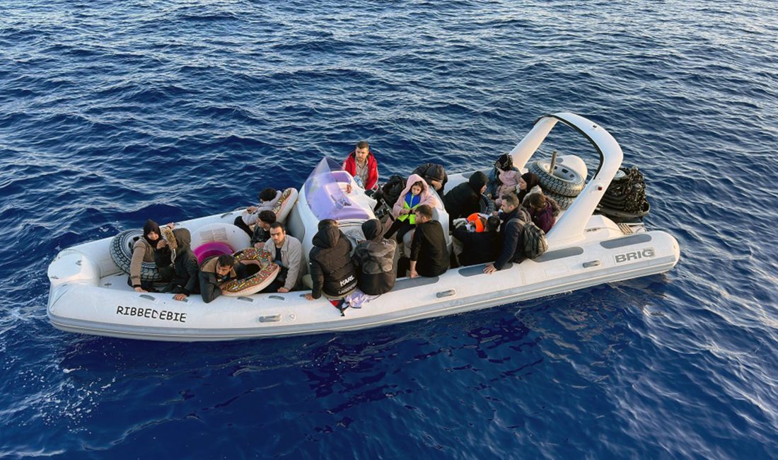 12 düzensiz göçmen kurtarıldı, 2 göçmen kaçakçısı yakalandı