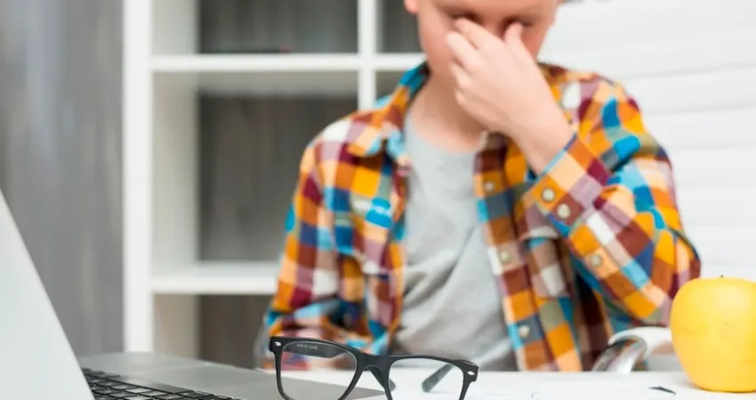 Göz sağlığının ihmal edilmesi durumunda, öğrencilerin akademik performansında düşüşler yaşanabileceğini