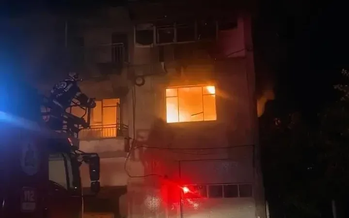 Denizli’de 3 katlı bina alev alev yandı Denizli’nin Honaz ilçesinde 3 katlı binada çıkan yangın kısa sürede