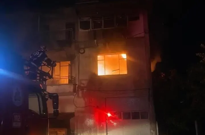 Denizli’nin Honaz ilçesinde 3 katlı binada çıkan yangın kısa sürede