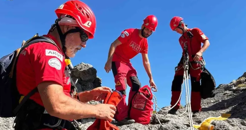 Fethiye’nin Ölüdeniz Mahallesi’nde bulunan Babadağ’daki kamp alanı yakınındaki bir uçurumda