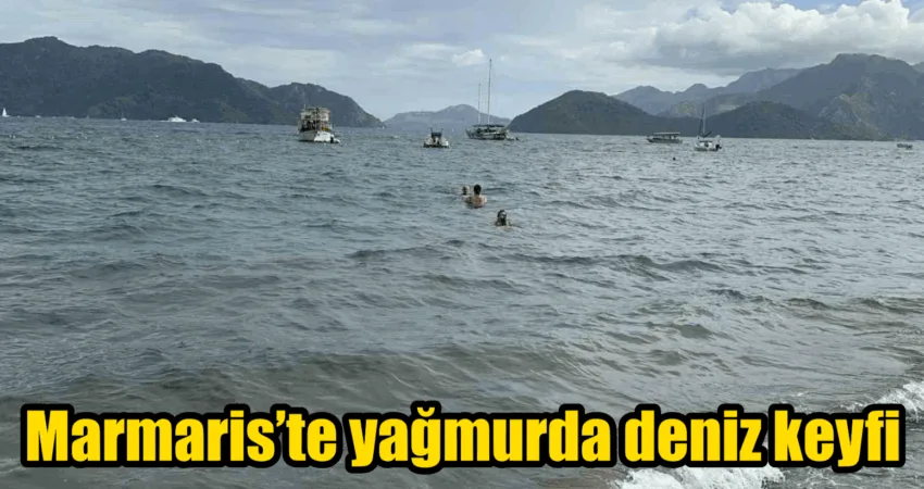Marmaris’te yağmurda deniz keyfi Turizm sezonunun devam ettiği Muğla’nın Marmaris ilçesinde, sonbahar mevsiminin gelmesi