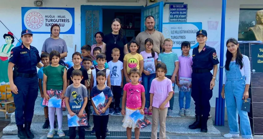 Milas ve Fethiye İlçe Jandarma Komutanlığı ilkokul öğrencilerine ziyarette bulundu 2024-2025 yılı eğitim öğretim döneminin başlaması ile birlikte Milas ve