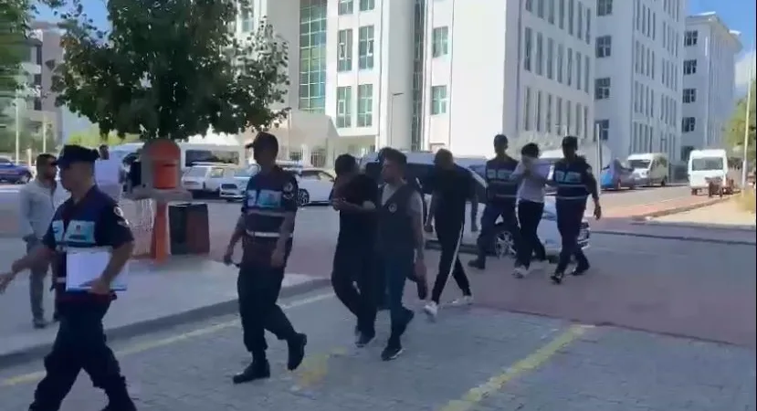 Aynı bağa 1 haftada 2 kez giren hırsızlar 100 bin liralık üzüm çaldı Denizli’nin Pamukkale ilçesinde bir haftada aynı bağa 2 kez girerek