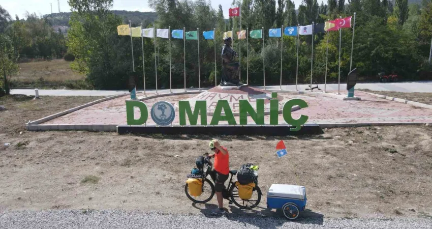 Bisikletiyle barışa pedal çeviren gezgin, Domaniç dağlarında Bisikletiyle başladığı geziyle barışı dünyaya yaymayı hedeflediğini belirten gezgin Metin