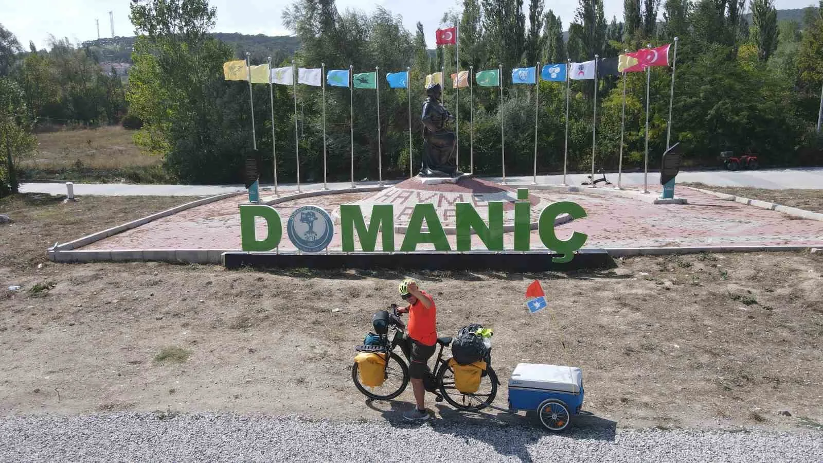 Bisikletiyle başladığı geziyle barışı dünyaya yaymayı hedeflediğini belirten gezgin Metin