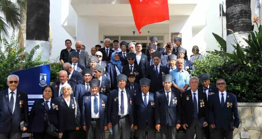 19 Eylül Gaziler Günü dolayısıyla Bodrum Belediye Meydanında çelenk sunma