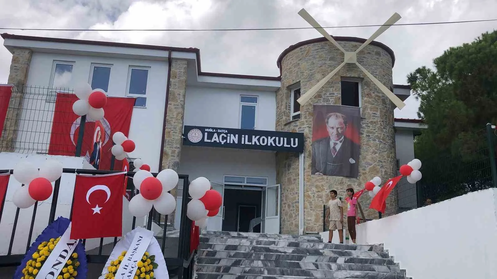 Muğla’nın Datça ilçesinden hayırsever işadamı tarafından yaptırılan Laçin İlkokulu’nun açılışı