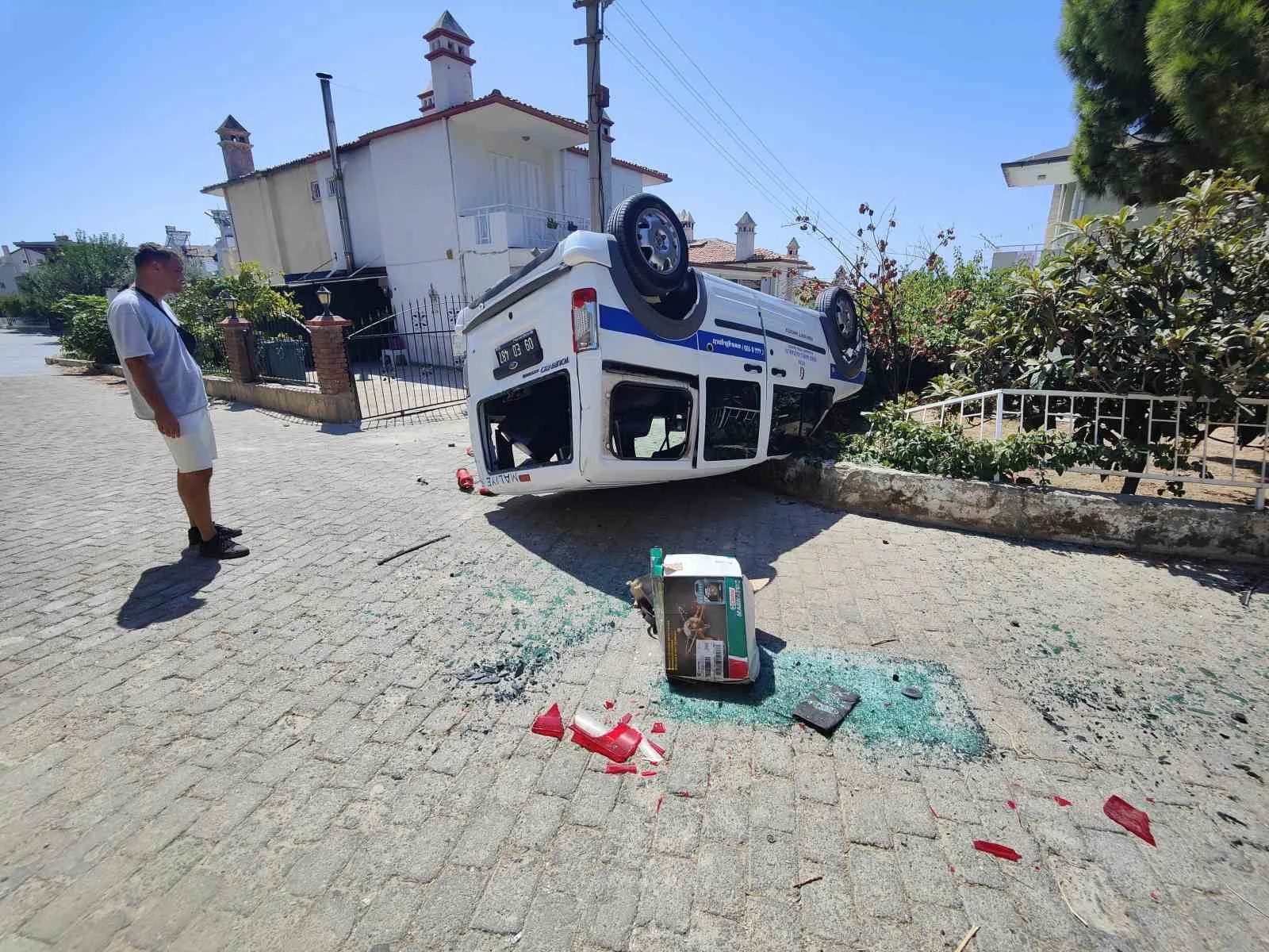 Aydın’ın Kuşadası ilçesinde, el freni tam çekilmeyen resmi araç, yokuş