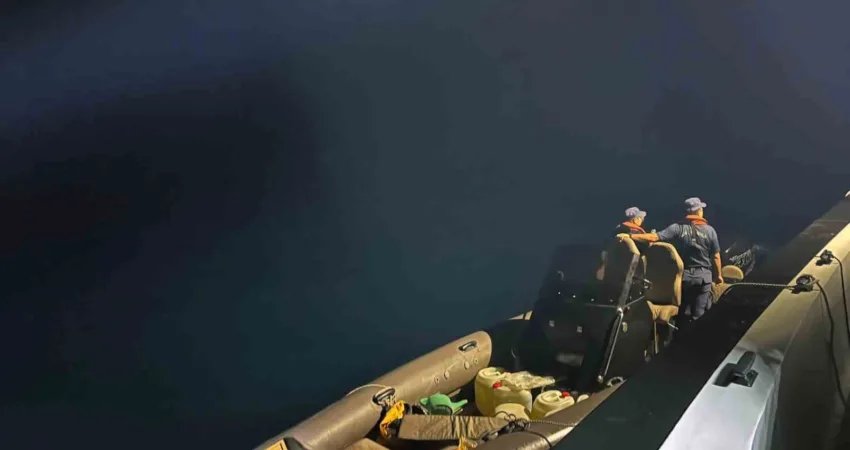 Fethiye’de lastik bot içinde 2 göçmen kaçakçılığı şüphelisi yakalandı Fethiye ilçesi açıklarında görevli Sahil Güvenlik botu tarafından tespit edilen