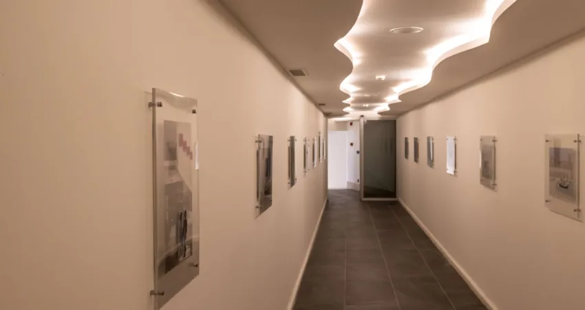 Avantgarde Refined Yalıkavak’taki Rafine ve Renkli Yolculuk Yalıkavak’ın büyüleyici Küdür Koyu’nda yer alan ve lüksle konforu birleştirerek