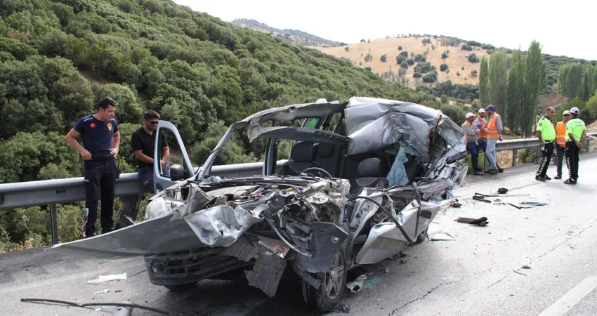 Manisa’nın Kula ilçesinde hafif ticari aracın tıra arkadan çarpması sonucu
