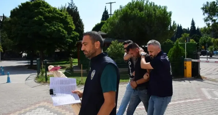 Manisa’nın Akhisar ilçesinde birlikte yaşadığı 5,5 aylık hamile kadını sokak