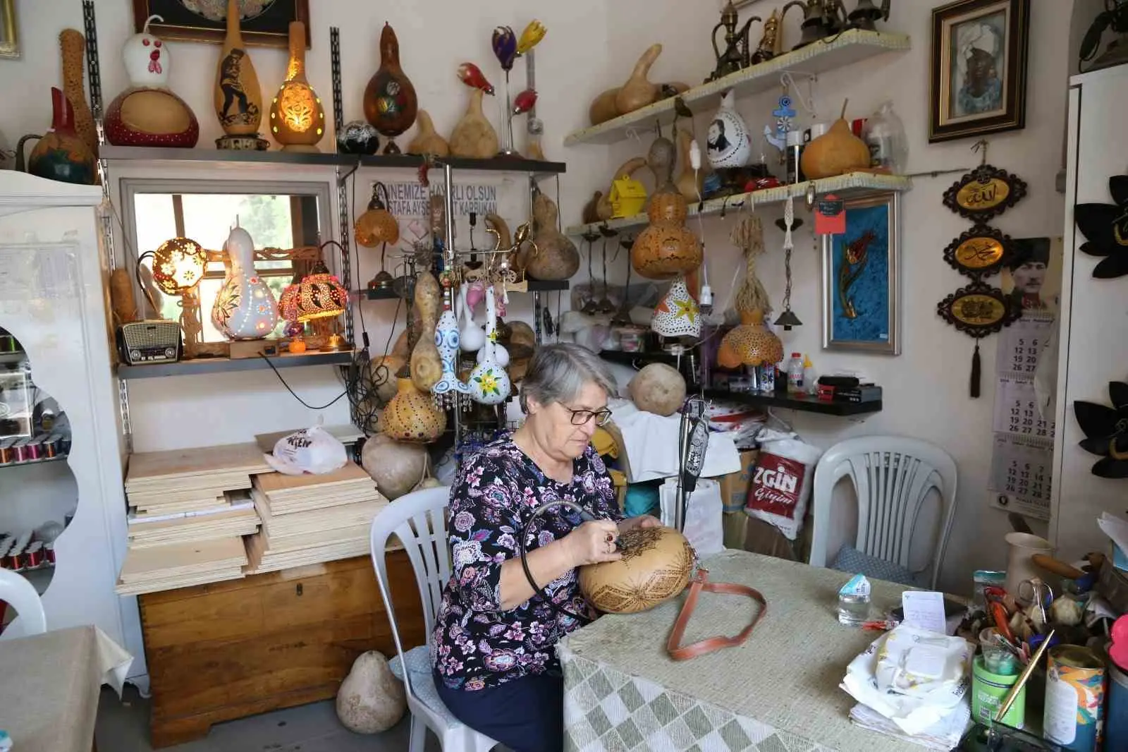 Manisa’da su kabağı tasarımcılığı yapan Fevziye Katırcı, sağlık sorunlarını hobisi