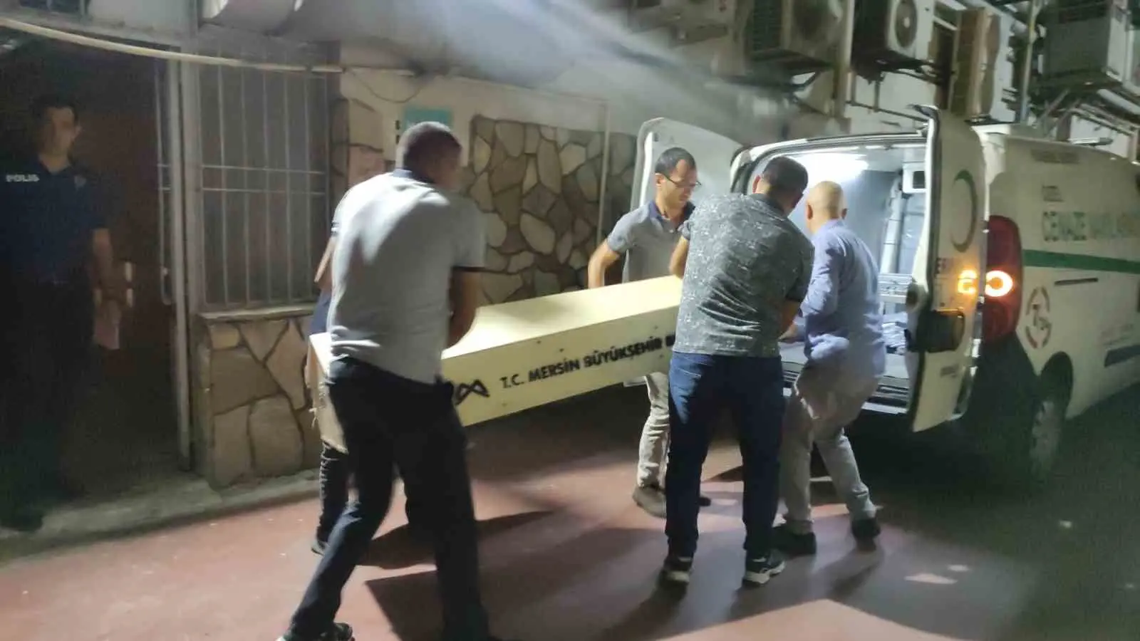 Denizli’de karayolundan karşıya geçmek isteyen bir genç kız otomobilin çarpması