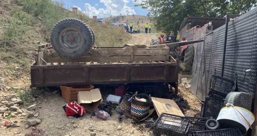 İşçileri taşıyan traktör devrildi: 11 yaralı Manisa’nın Alaşehir ilçesinde üzüm işçilerini taşıyan traktör, rampa yukarı çıktığı