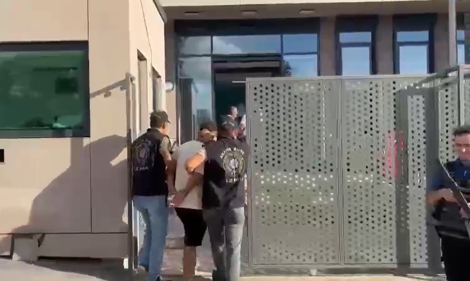 Hakkında çeşitli suçlardan kesilmiş 31 yılın üzerinde hapis cezasıyla aranan