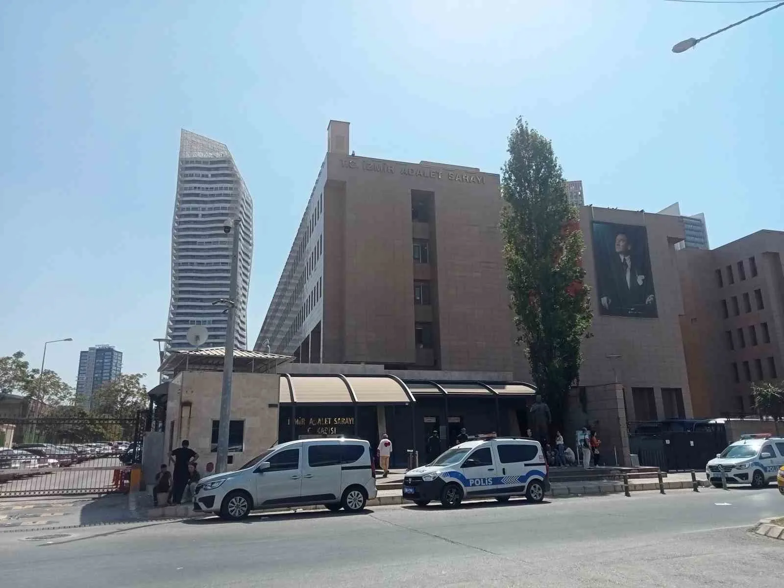 İzmir’in Konak ilçesinde sağanak yağış esnasında elektrik akımına kapılan 2