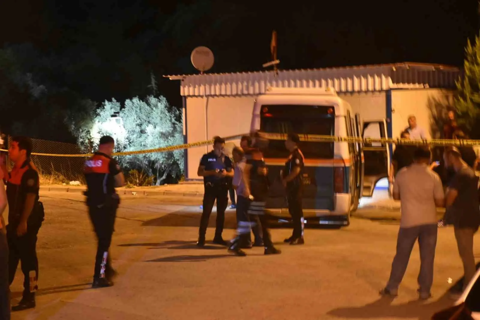 İzmir’in Bornova ilçesinde bir yolcu minibüsü içerisinde, kimliği belirsiz kişi