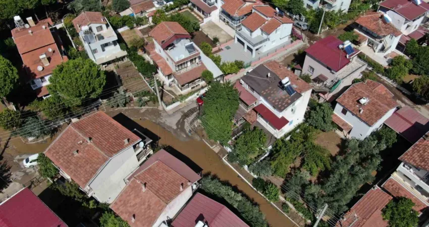 İzmir’i sağanak vurdu: Ev ve iş yerlerini su bastı, tekneler sele kapıldı İzmir’de şiddetli sağanak sebebiyle bazı ev ve iş yerlerini su