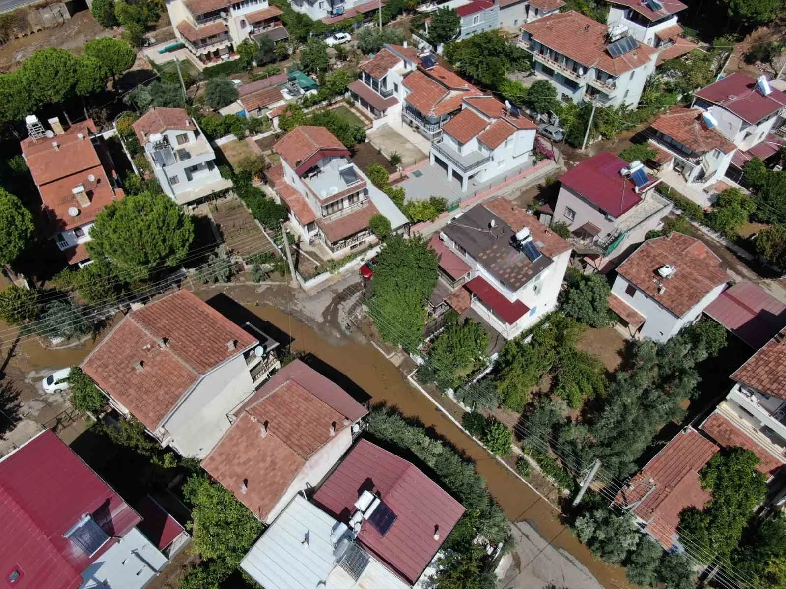 İzmir’de şiddetli sağanak sebebiyle bazı ev ve iş yerlerini su