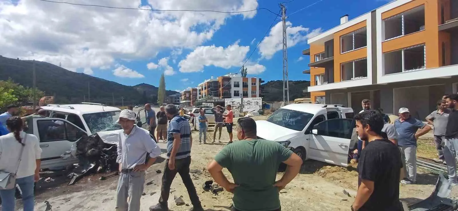 Aydın’ın Söke ilçesinde meydana gelen trafik kazasında 4 kişi yaralandı.