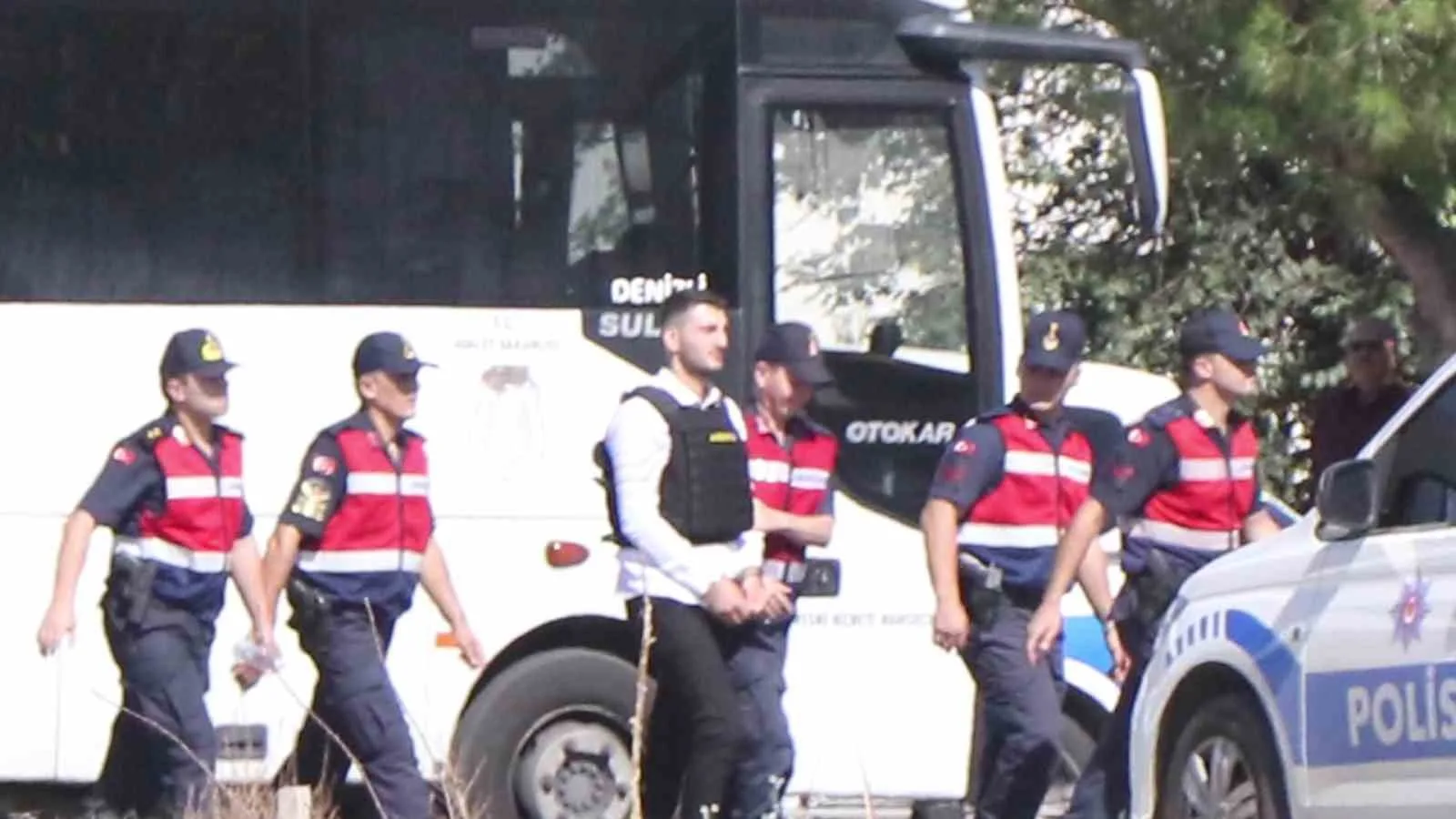 Denizli’de çeyiz parası biriktirmek için çalıştığı markete sığınan kişiyi korumaya