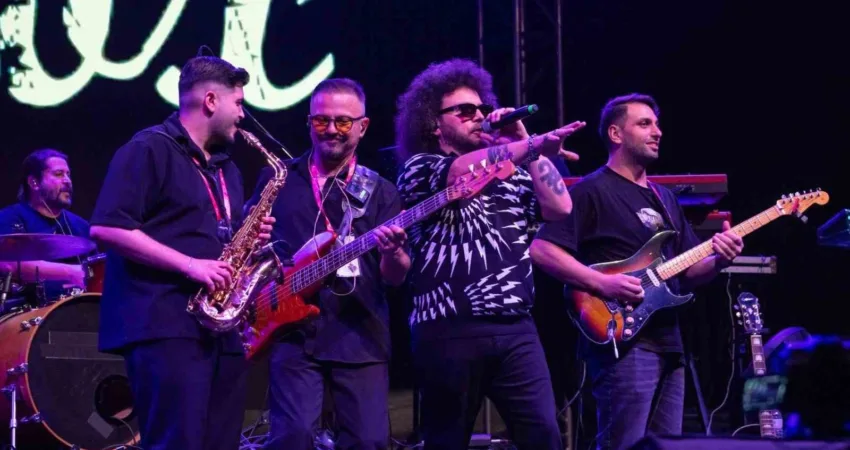 Kültürpark’ta coşku Can Gox ve Sakiler ile devam etti 93. İzmir Enternasyonal Fuarı (İEF) onuncu gününde de konserler, gösteriler