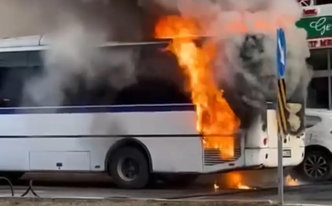 Manisa’nın Yunusemre ilçesinde seyir halindeki işçi servisinde çıkan yangın korkuttu.