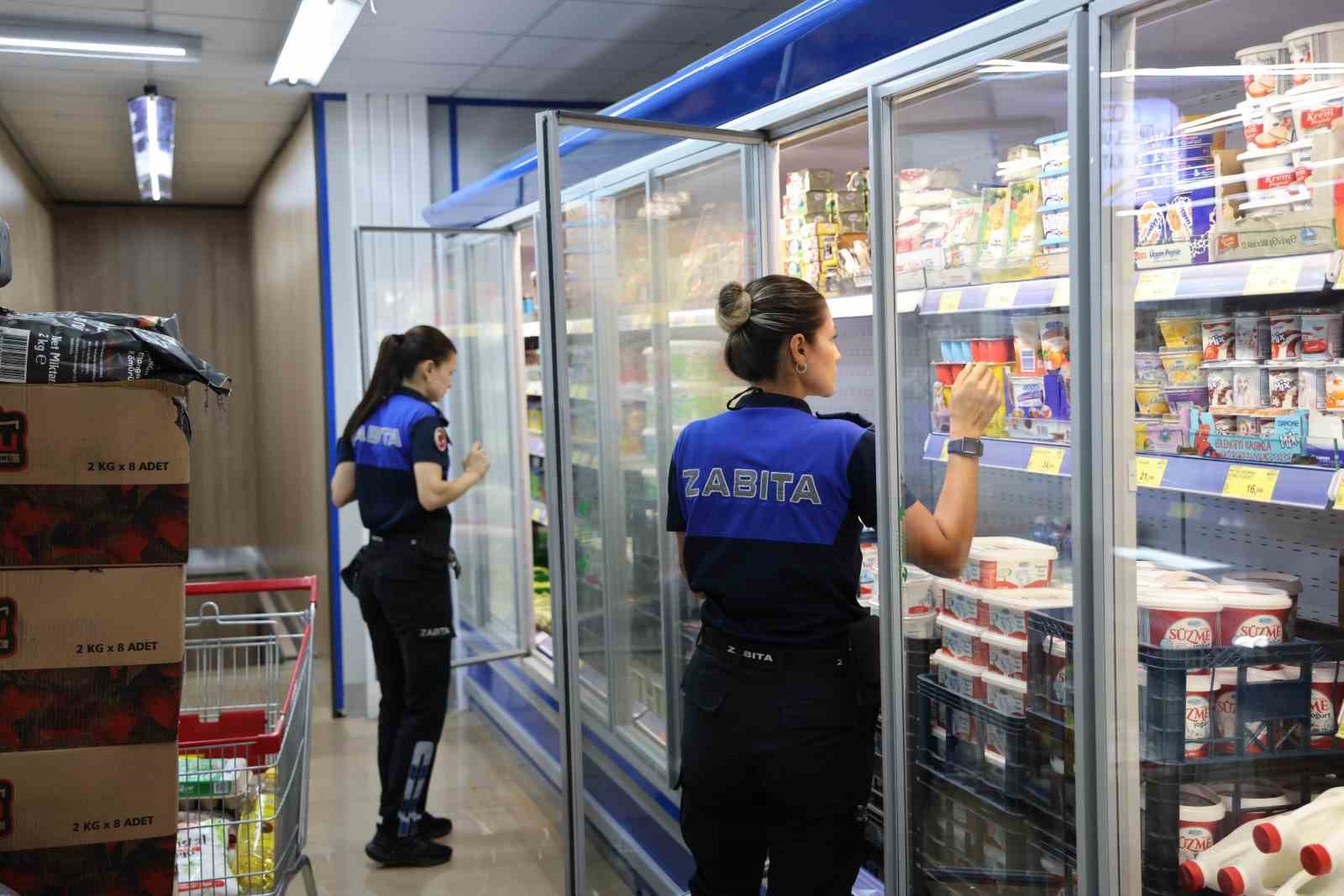 Marmaris Belediyesi zabıta ekipleri zincir marketlerde denetimlere devam ediyor. Rutin