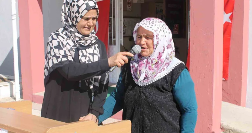 Manisa’nın Kula ilçesinde İlköğretim Haftası kutlama programında, 1964-1965 eğitim öğretim