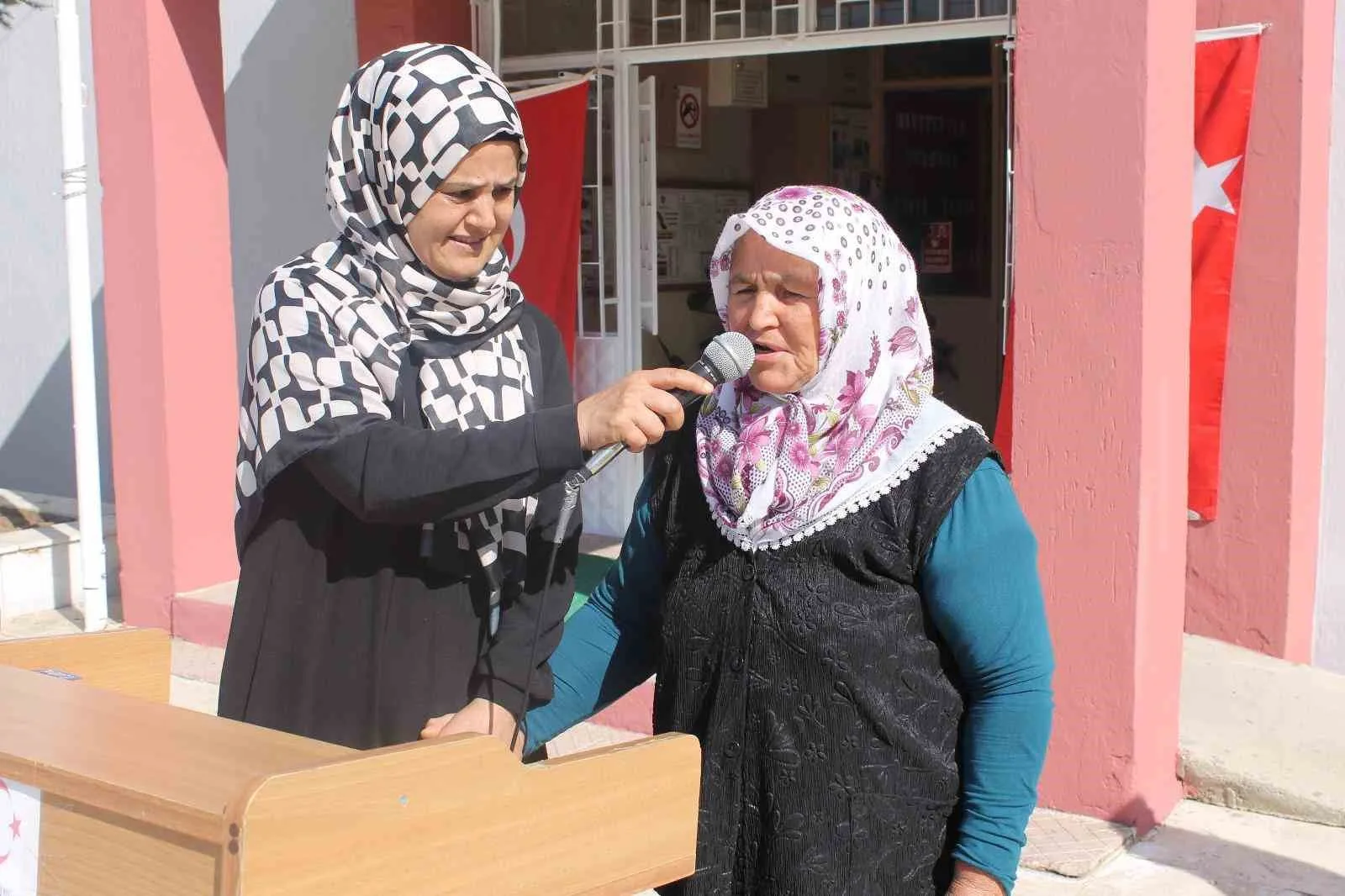 Manisa’nın Kula ilçesinde İlköğretim Haftası kutlama programında, 1964-1965 eğitim öğretim