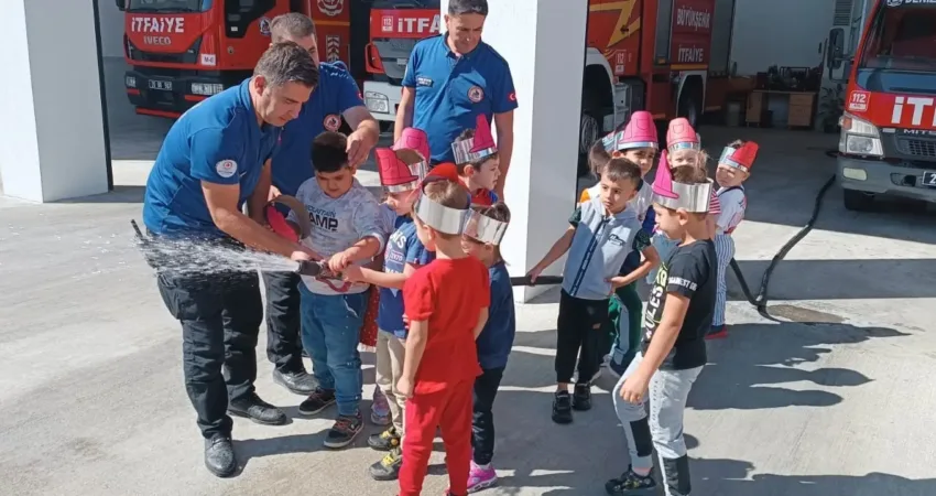 Minikler itfaiye eri oldu Denizli’de İtfaiye Haftası etkinlikleri kapsamında ilkokul öğrencileri Denizli Büyükşehir Belediyesi
