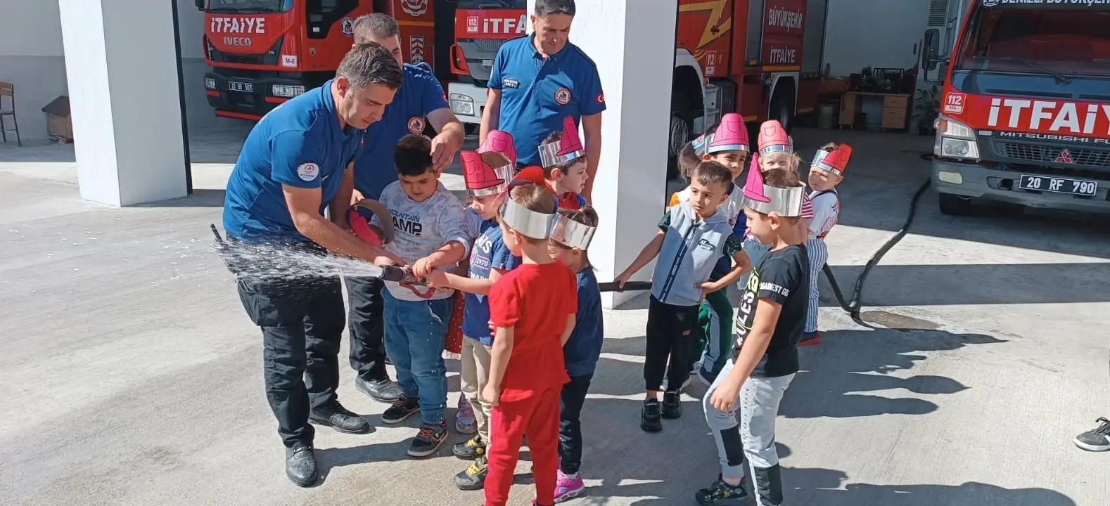 Denizli’de İtfaiye Haftası etkinlikleri kapsamında ilkokul öğrencileri Denizli Büyükşehir Belediyesi