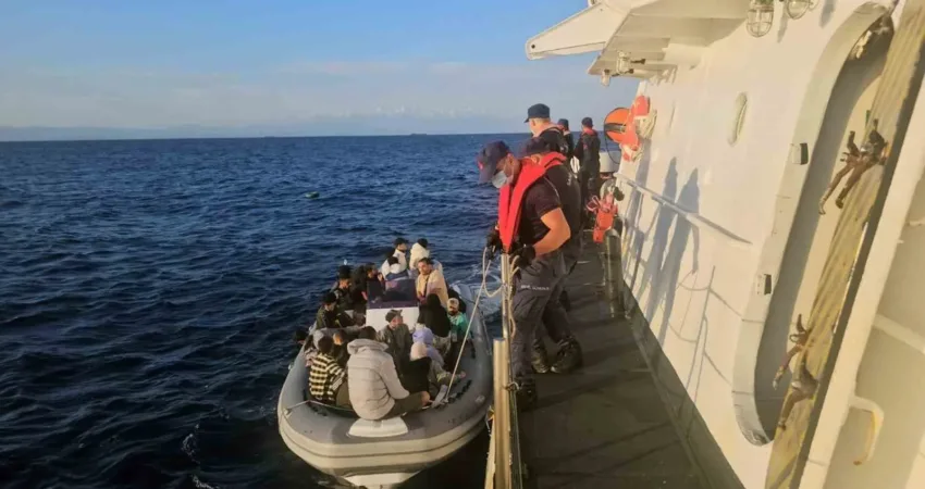 Muğla’nın Marmaris ilçesi açıklarında içinde düzensiz göçmenlerin bulunduğu Lastik bot