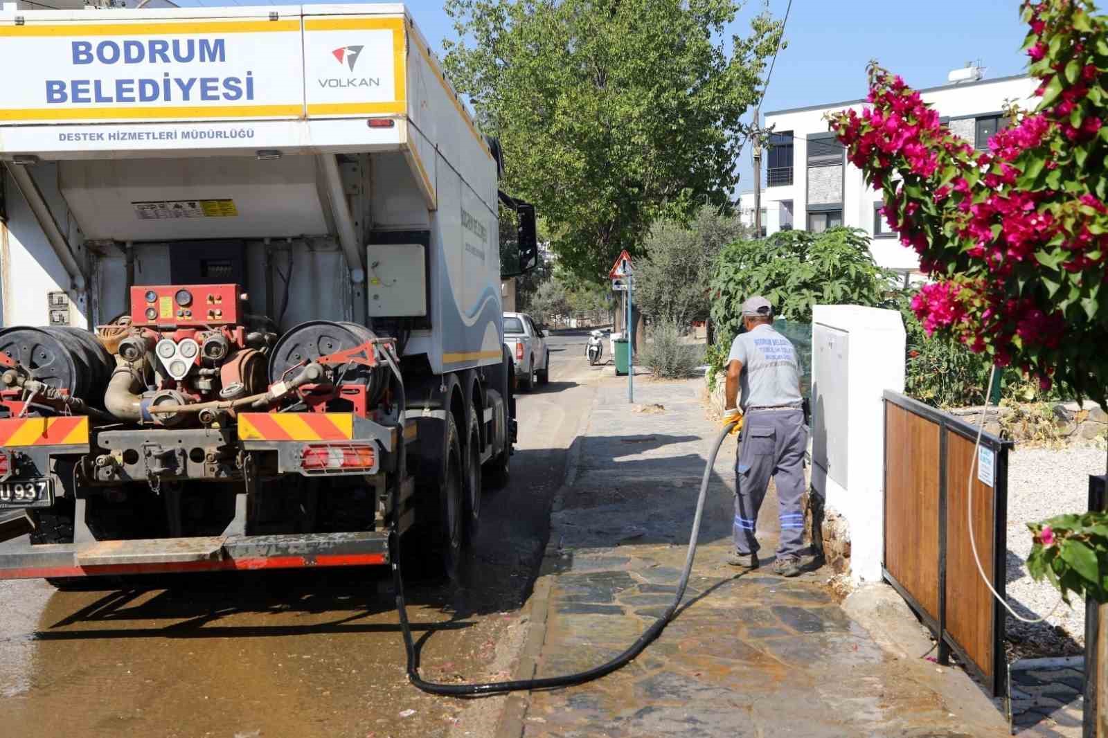 Bodrum Belediyesi ekipleri, temizlik seferberliği kapsamında Mumcular Mahallesi genelinde kapsamlı