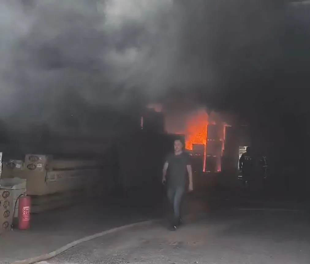 Denizli’de parke sunta satış deposunda çıkan yangın korku ve paniğe