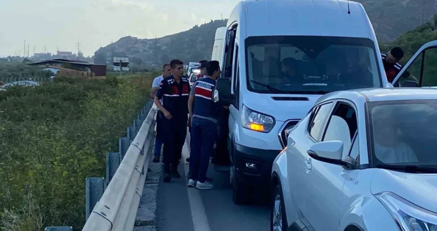 Aydın’ın Söke ilçesinde seyir halindeki bir otobüsün önünü araçla kesen