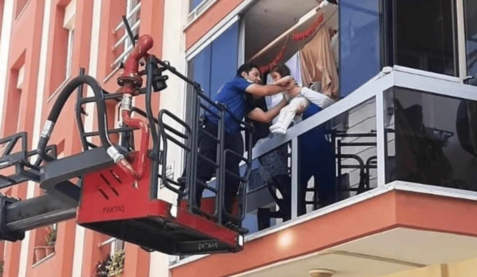 Denizli’de 4 katlı bir apartmanın giriş katında yangın çıktı. İçeride