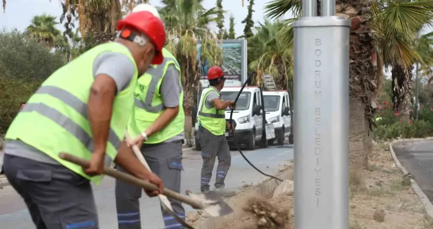 Bodrum Belediyesi, Turgutreis Mahallesinde gerçekleştirdiği aydınlatma çalışmalarına devam ediyor. Bodrum