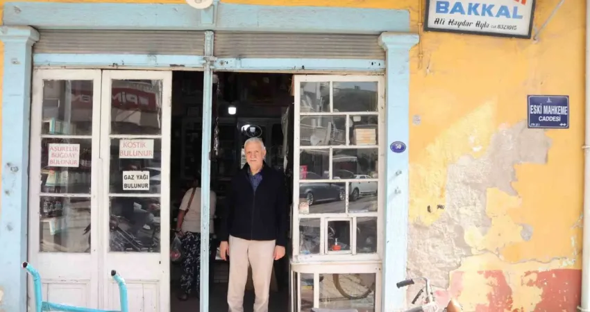 1 asırdır İzmir’de işletiliyor, bu bakkalı görenler tarihe yolculuk yapıyor İzmir’de yaşayan Ali Haydar Ayla, yaklaşık 600 yıl önce imarethane