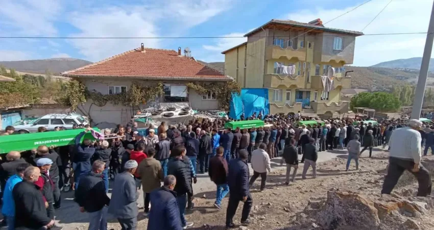 Afyonkarahisar’da öğrenci servisi ile çarpışan otomobilde hayatını kaybedenlerin sayısı 5’e