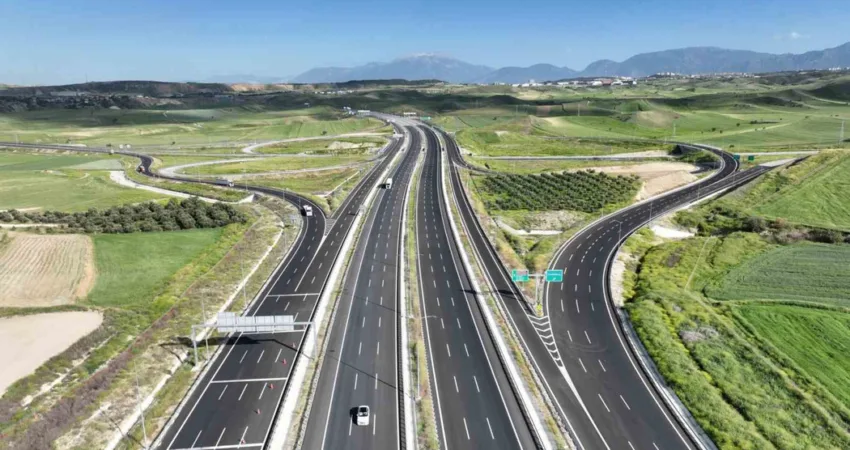 Aydın-Denizli Otoyolundan 3 günde 22 bin araç geçti 17 Ekim’de trafiğe açılan Denizli-Aydın otoyol hakkında bilgi veren Ulaştırma